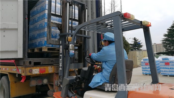 首批包裝直飲水裝車發(fā)運(yùn)。孫啟攝4.jpg