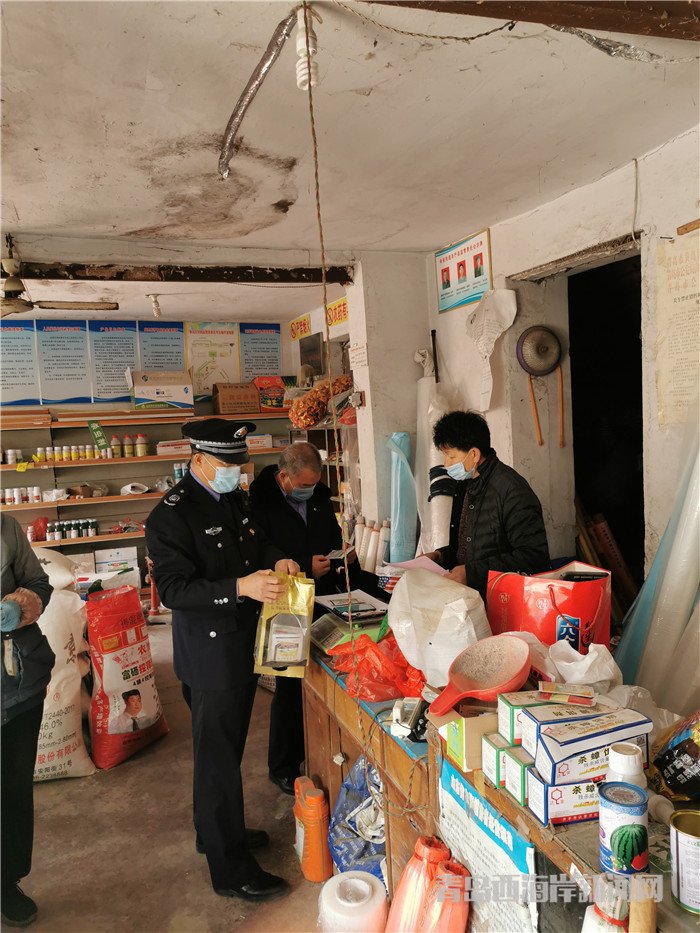 圖1為西海岸新區(qū)農(nóng)業(yè)綜合行政執(zhí)法大隊執(zhí)法人員在辛安街道農(nóng)藥店檢查。.jpg