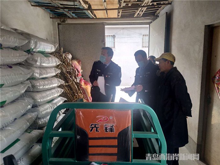 圖為西海岸新區(qū)農(nóng)業(yè)綜合行政執(zhí)法大隊執(zhí)法隊員在檢查肥料經(jīng)營情況。.jpg
