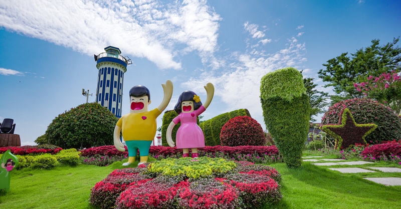 勝日尋芳，穿梭在金沙灘啤酒城里的 盛夏花海